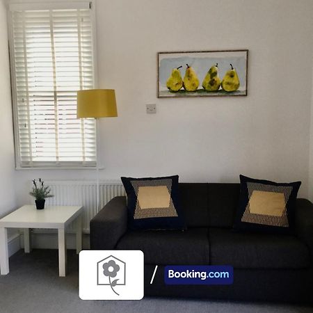 Netley Village Apartment: Serviced Stay with Free Wi-Fi in Southampton Hamble-le-Rice Exterior photo