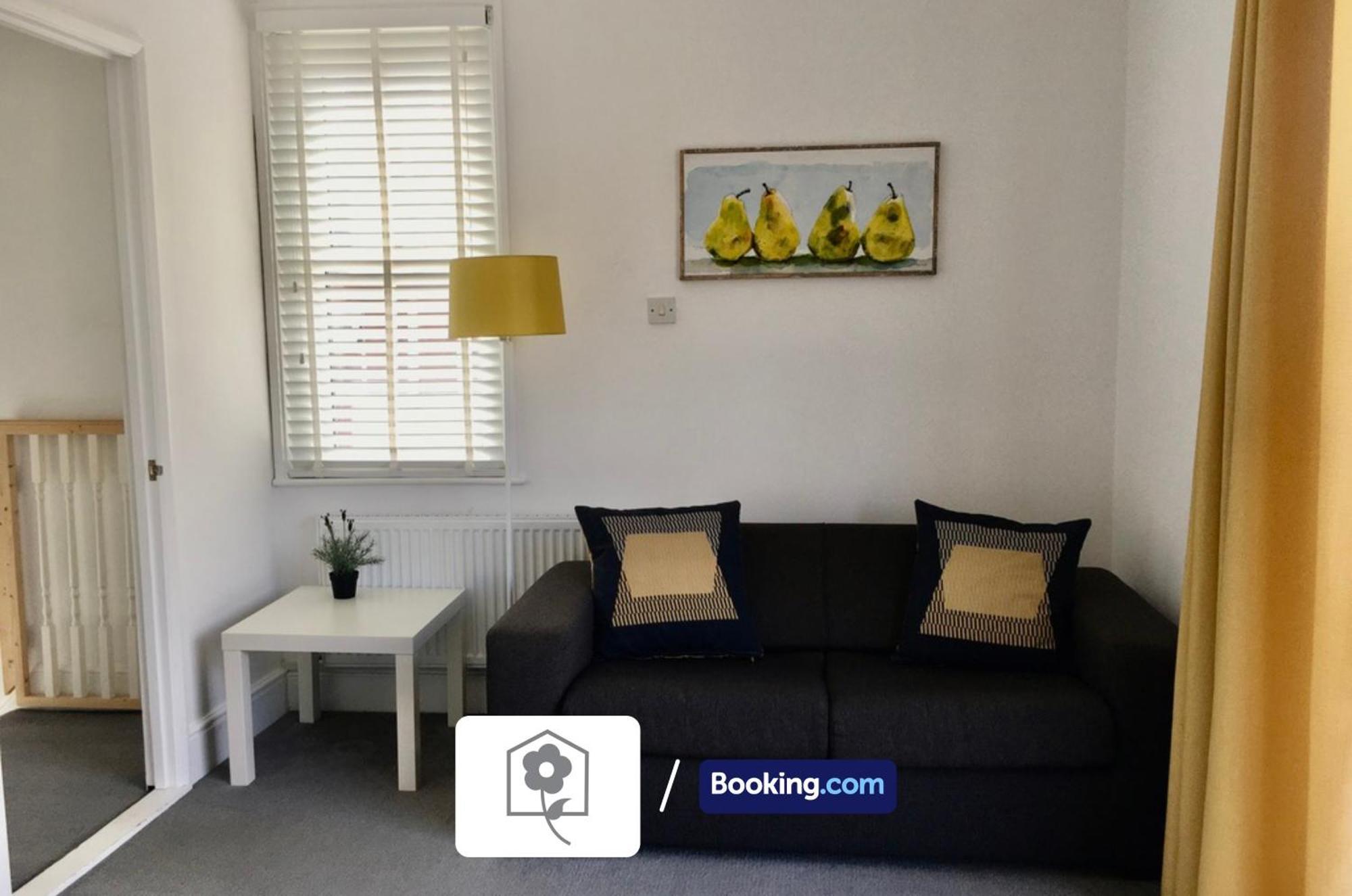 Netley Village Apartment: Serviced Stay with Free Wi-Fi in Southampton Hamble-le-Rice Exterior photo