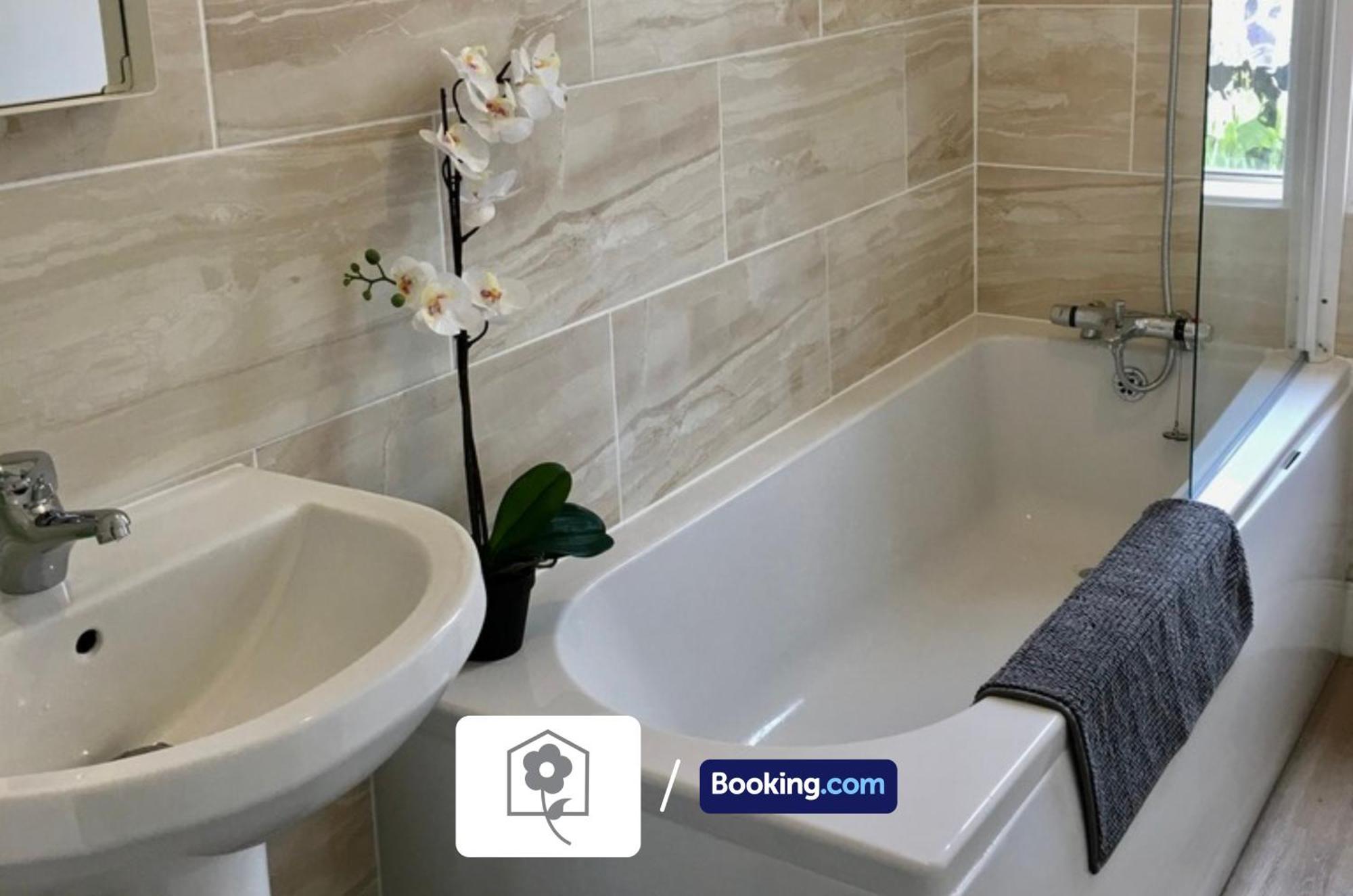 Netley Village Apartment: Serviced Stay with Free Wi-Fi in Southampton Hamble-le-Rice Exterior photo