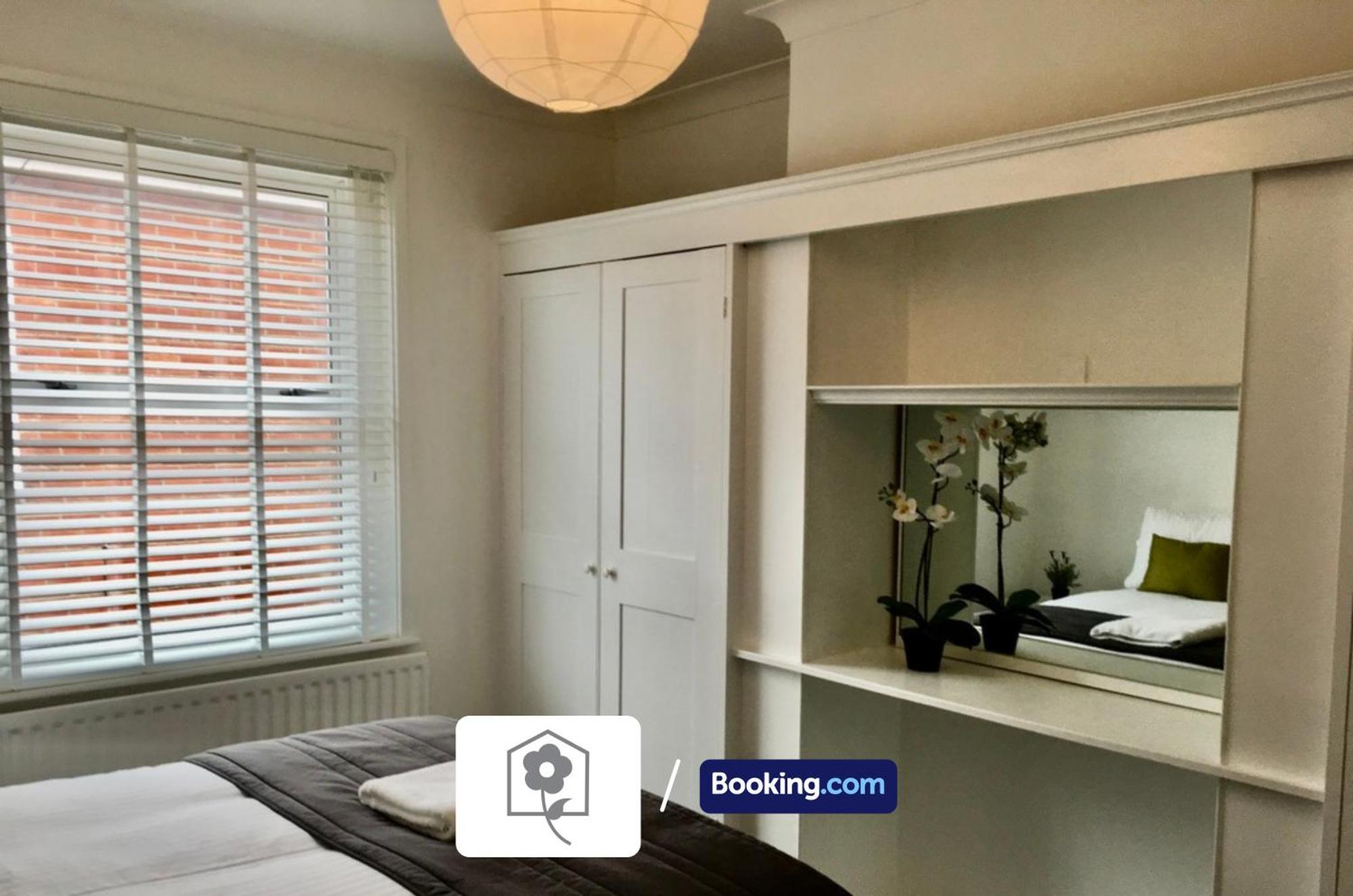 Netley Village Apartment: Serviced Stay with Free Wi-Fi in Southampton Hamble-le-Rice Exterior photo
