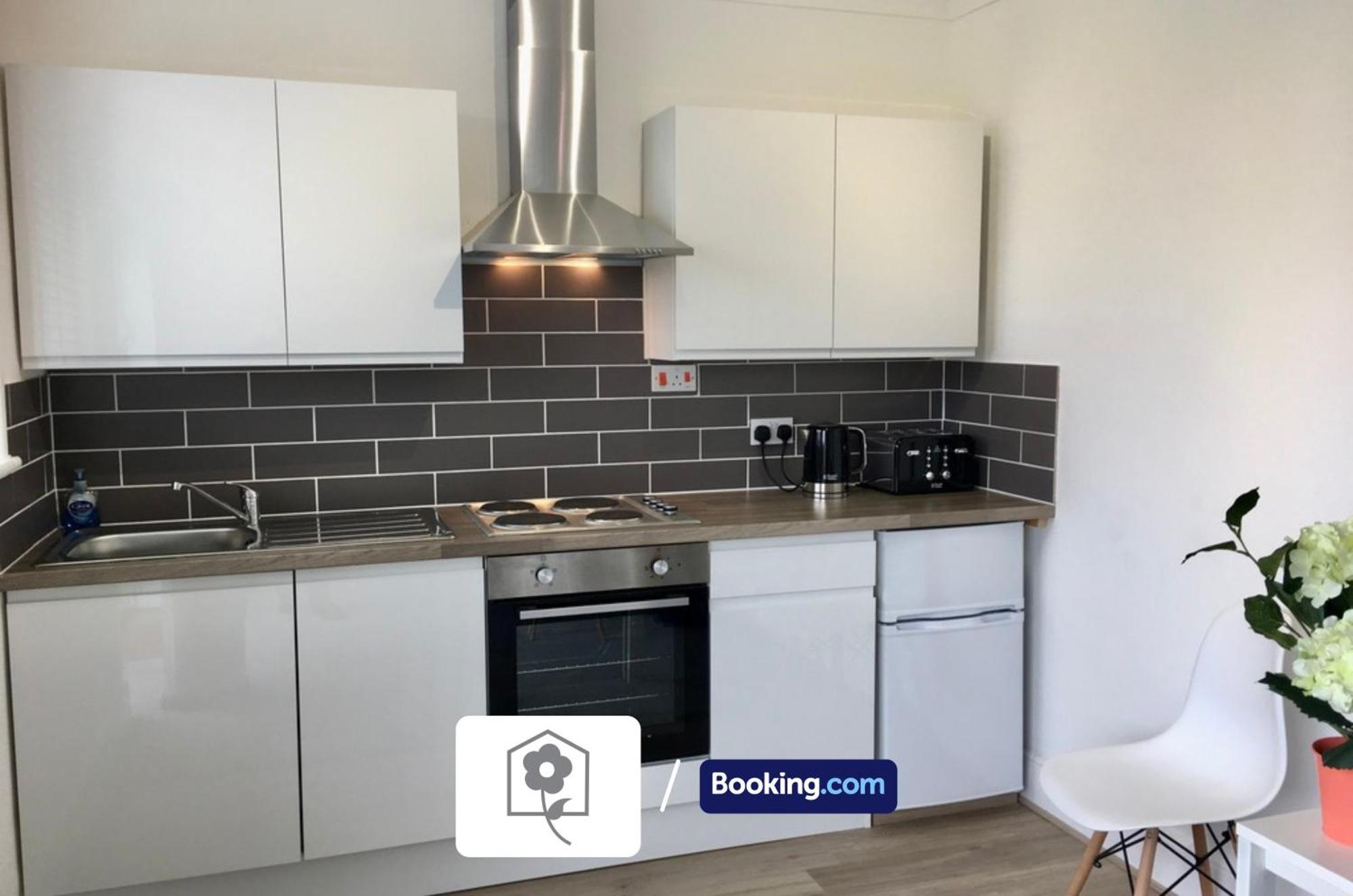 Netley Village Apartment: Serviced Stay with Free Wi-Fi in Southampton Hamble-le-Rice Exterior photo