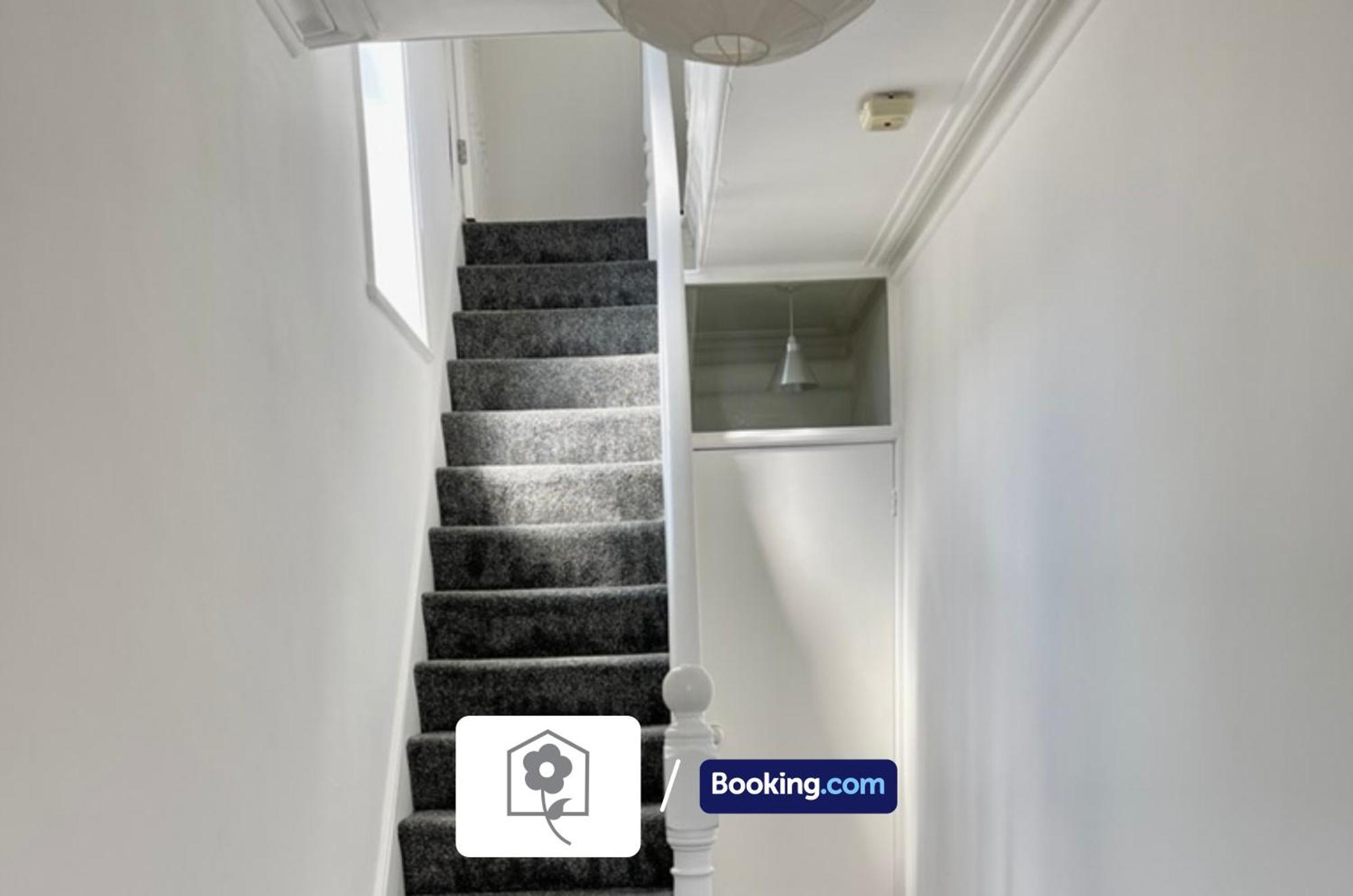 Netley Village Apartment: Serviced Stay with Free Wi-Fi in Southampton Hamble-le-Rice Exterior photo