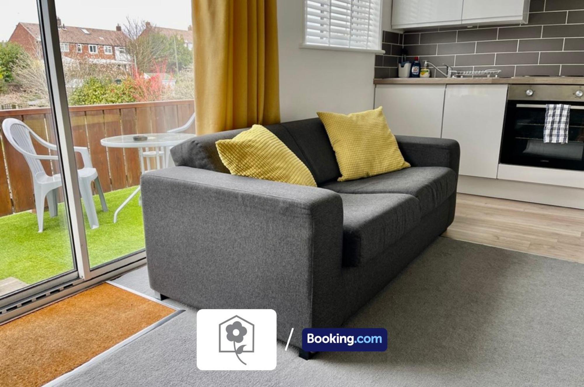 Netley Village Apartment: Serviced Stay with Free Wi-Fi in Southampton Hamble-le-Rice Exterior photo