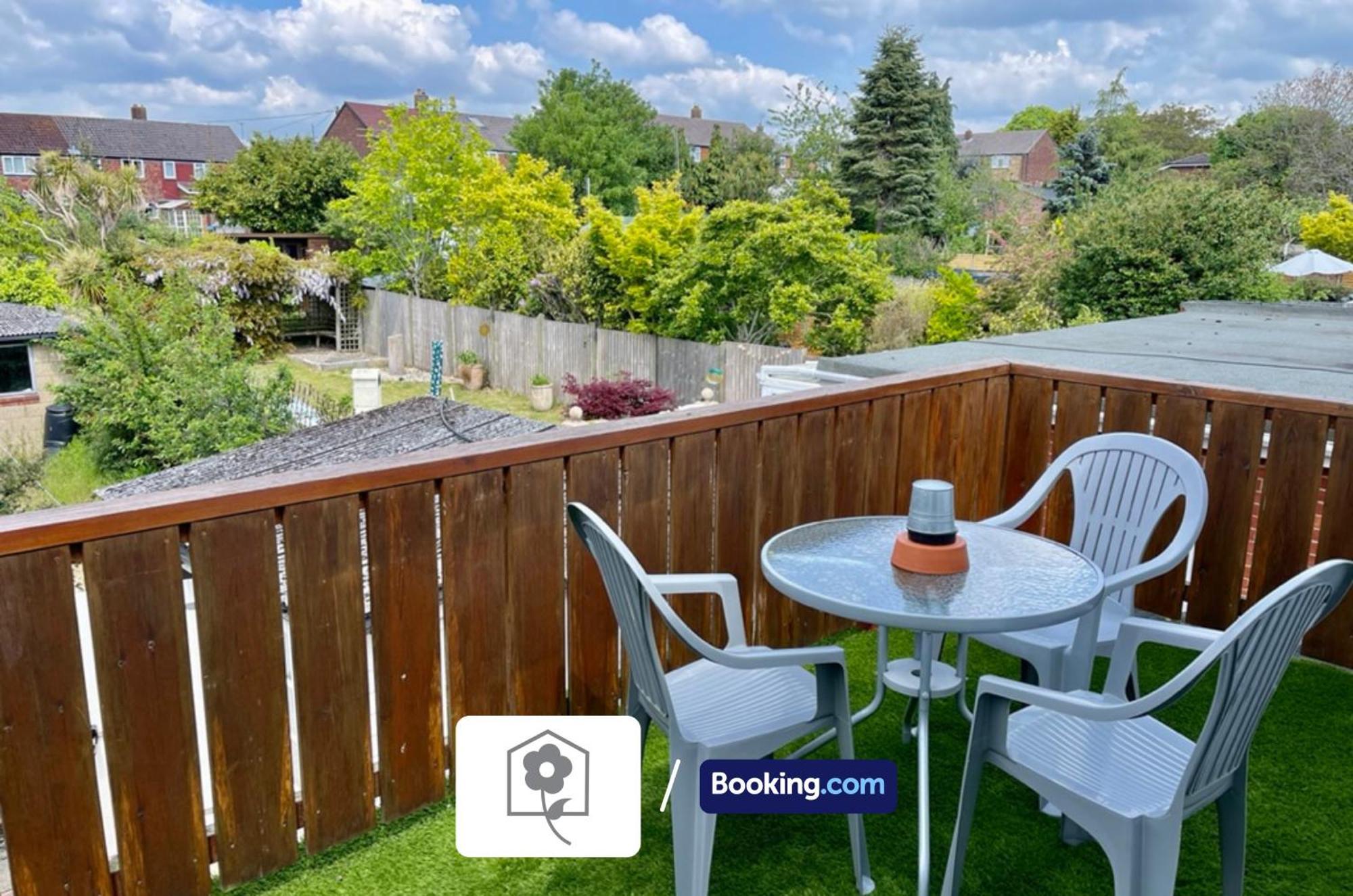 Netley Village Apartment: Serviced Stay with Free Wi-Fi in Southampton Hamble-le-Rice Exterior photo